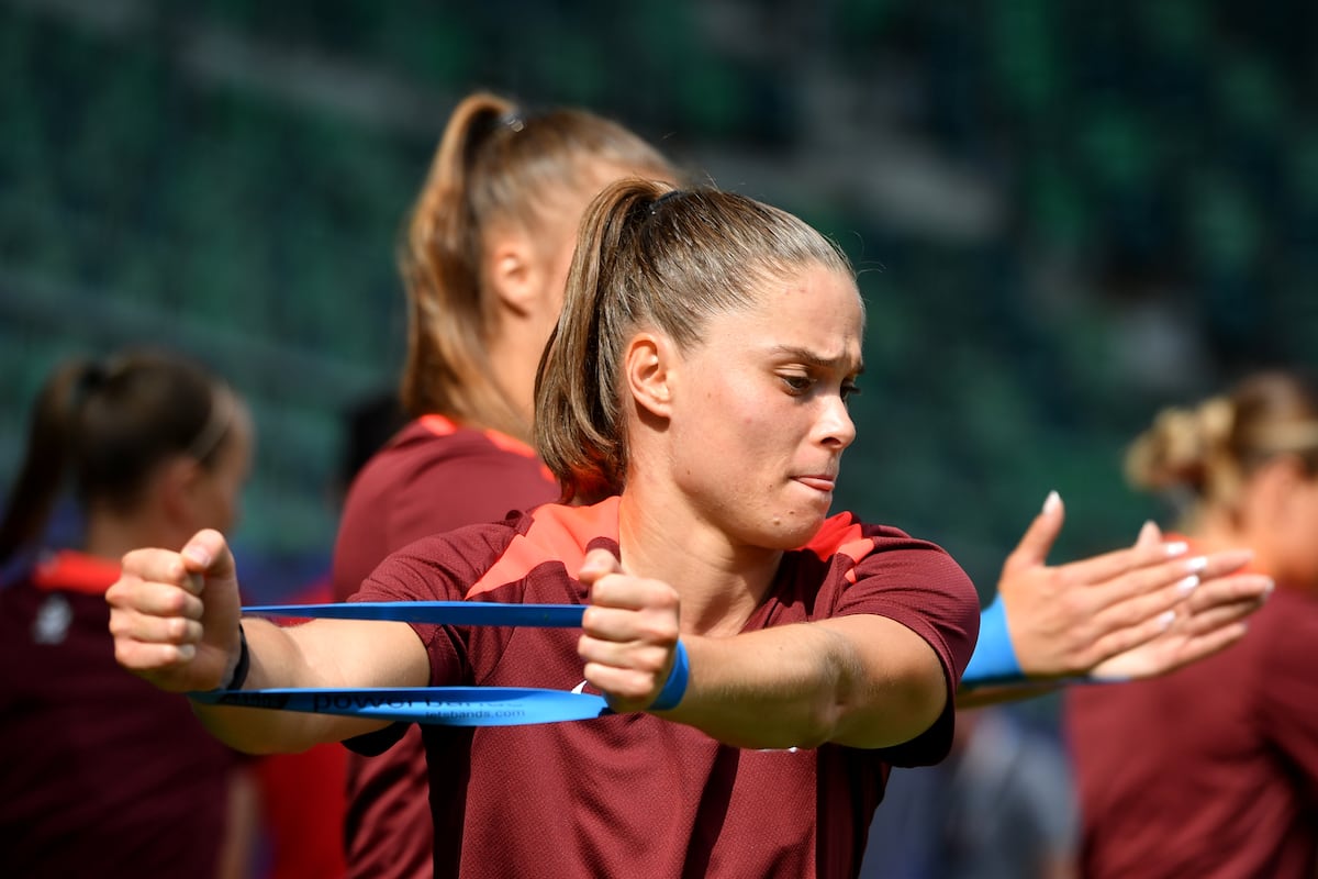 Ewa Pajor se destaca como a artilheira que emergiu do interior da Polônia Ewa Pajor durante o treinamento com a seleção da Polônia nesta quinta-feira. (Foto: Chris Ricco - UEFA via Getty Images)