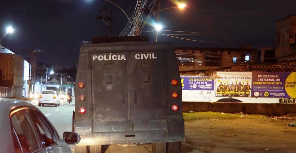 Um blindado da Polícia Civil na Zona Norte do Rio (Foto: TV Globo/Reprodução)