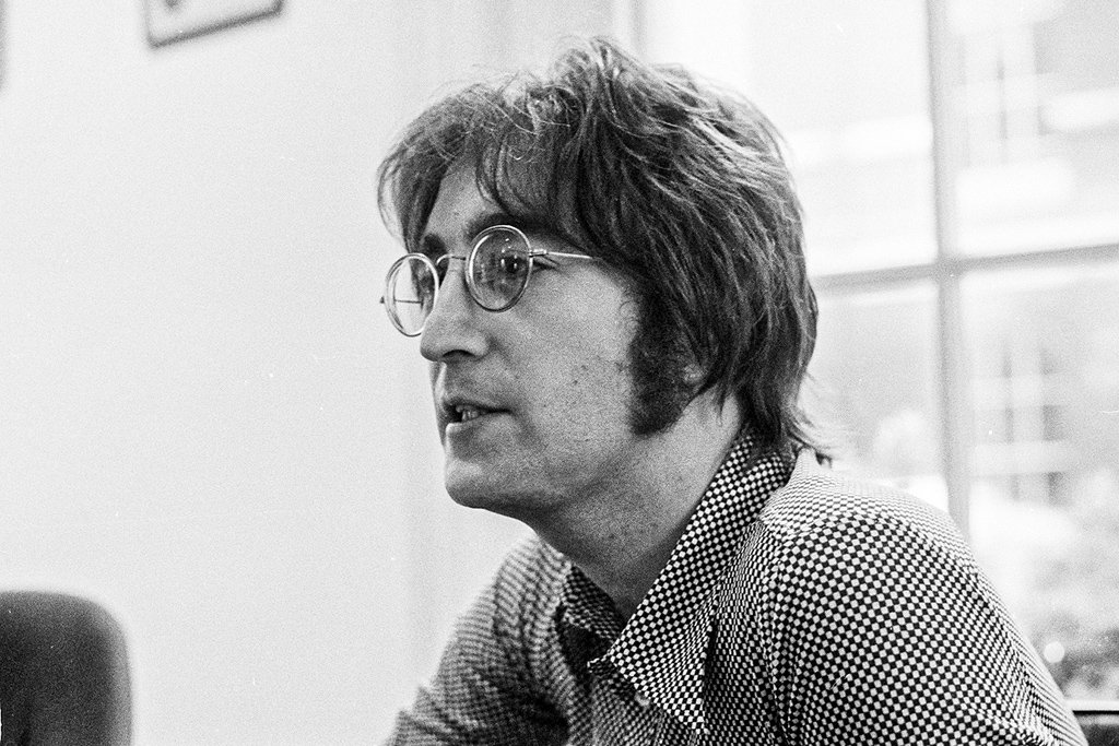 Carta de amor de John Lennon a Cynthia Powell será leiloada em breve Eu amo, amo, amo você e estou sentindo sua falta como um louco… (Foto: Michael Putland/Getty Images)