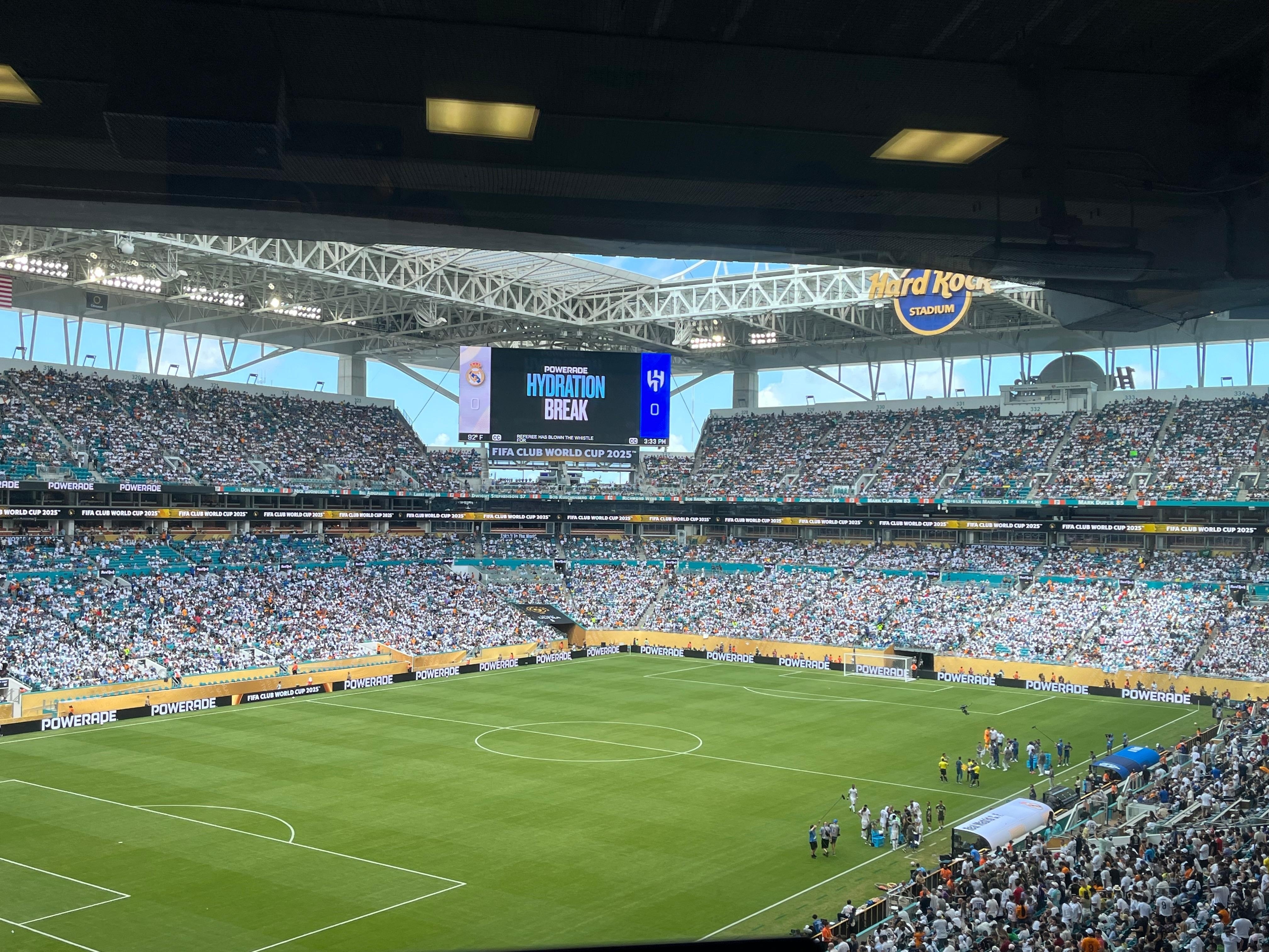 Jogadores se hidratam enquanto Fifa promove isotônico no Mundial Telão de estádio em Miami anuncia pausa para hidratação no Mundial de Clubes (Foto: Flávio Latif/UOL)