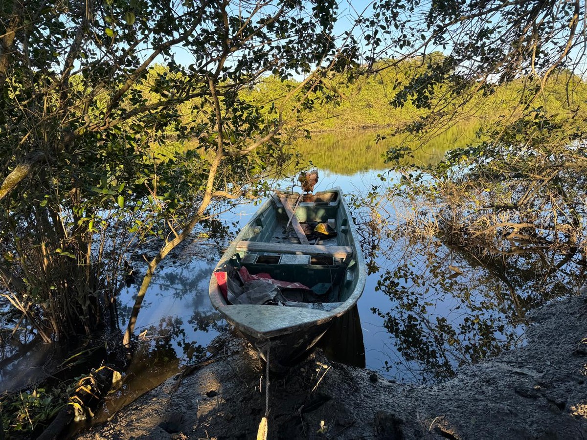 O barco que era usado pelo suspeito preso (Foto: Reprodução)