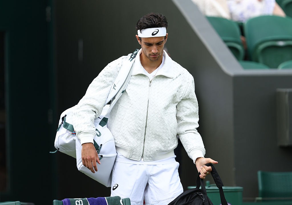 Moda branca brilha nas quadras do torneio de Wimbledon Lorenzo Musetti: perdeu o jogo mas saiu da quadra como embaixador global da Bottega Veneta (Foto: Dan Istitene/Getty Images)