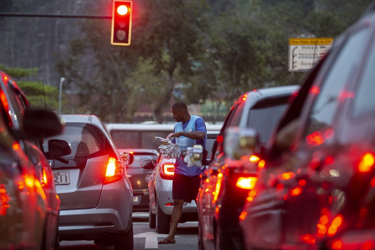 Emprego cresce, mas mercado de trabalho revela fragilidades preocupantes Apesar de queda, informalidade no mercado de trabalho brasileiro ainda é muito alta: 37,8% (Foto: Alexandre Cassiano)
