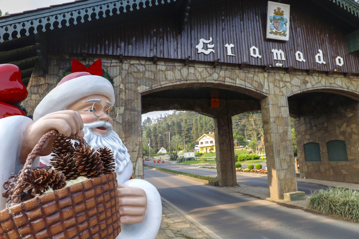 Destinos mais populares para viagens no Brasil no segundo semestre de 2023 Escultura de Papai Noel em frente a um dos portais de entrada de Gramado, na Serra Gaúcha (Foto: Divulgação/Cleiton Thiele/SerraPress)
