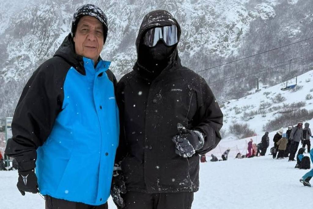Zeca Pagodinho realiza sonho e apresenta neto à neve na Argentina Zeca Pagodinho compartilha foto com o neto na Argentina (Foto: Reprodução)