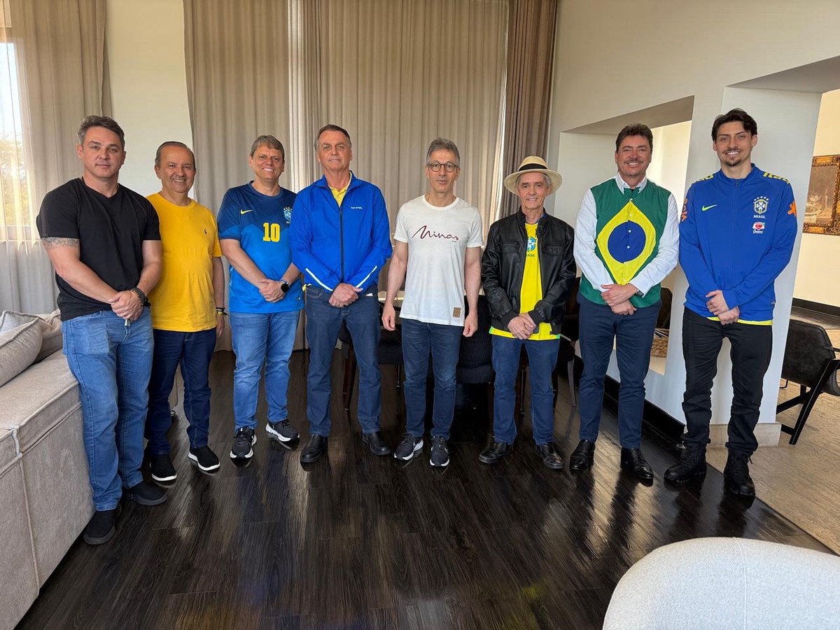 Luciano Zucco (PL-RS), Jorginho Mello (PL-SC), Tarcísio de Freitas (Republicanos-SP), Jair Bolsonaro (PL), Romeu Zema (Novo-MG), Jaime Maximino Bagattoli (PL-RO) e Jair Renan Bolsonaro (PL-SC) antes de manifestação na Avenida Paulista, em junho de 2025 (Foto: Reprodução / X)
