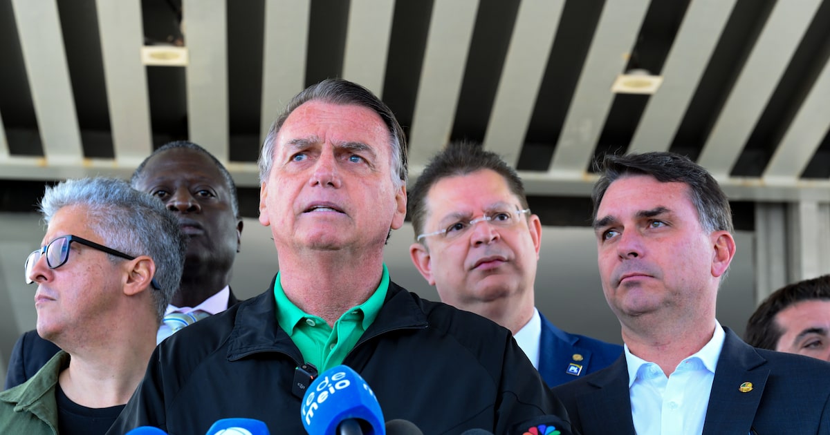 Flávio Bolsonaro apaga sugestão a Trump sobre sanções e tarifas comerciais Jair Bolsonaro ao lado de Flávio Bolsonaro em entrevista no Senado nesta quinta, 17 (Foto: Edilson Rodrigues/Agência Senado)