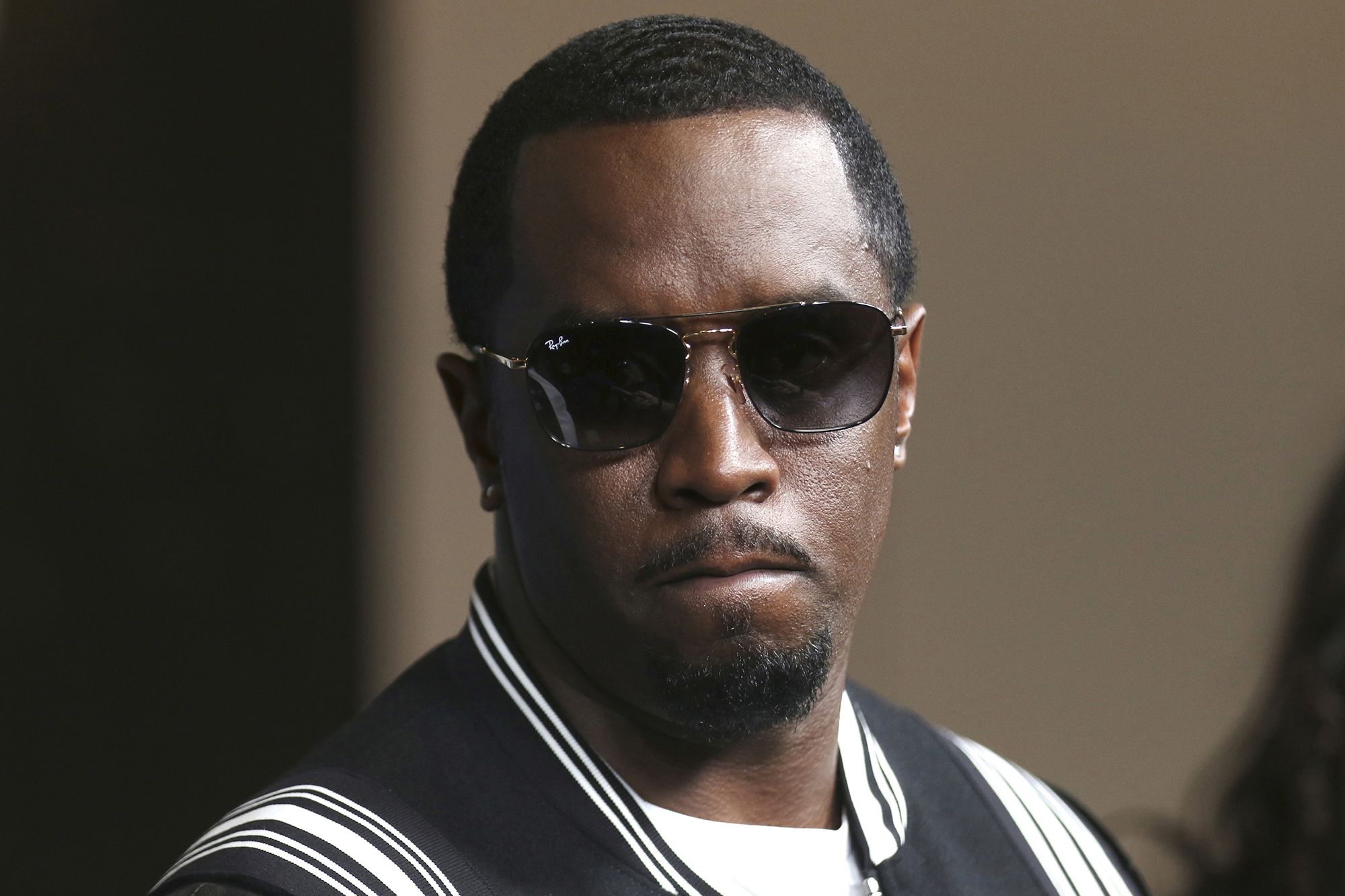 Sean Combs recebe aplausos ao ser levado para a prisão após veredicto Foto: Reprodução