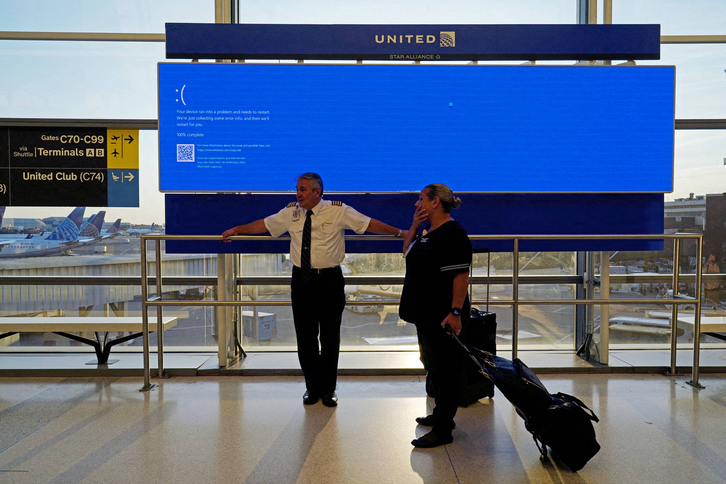 Microsoft substitui 'tela azul da morte' por nova notificação no Windows Tela azul da morte do Windows em telão do aeroporto internacional Newark, nos EUA, durante apagão global em julho do ano passado (Foto: Bing Guan - 19.jul.2024/Reuters)