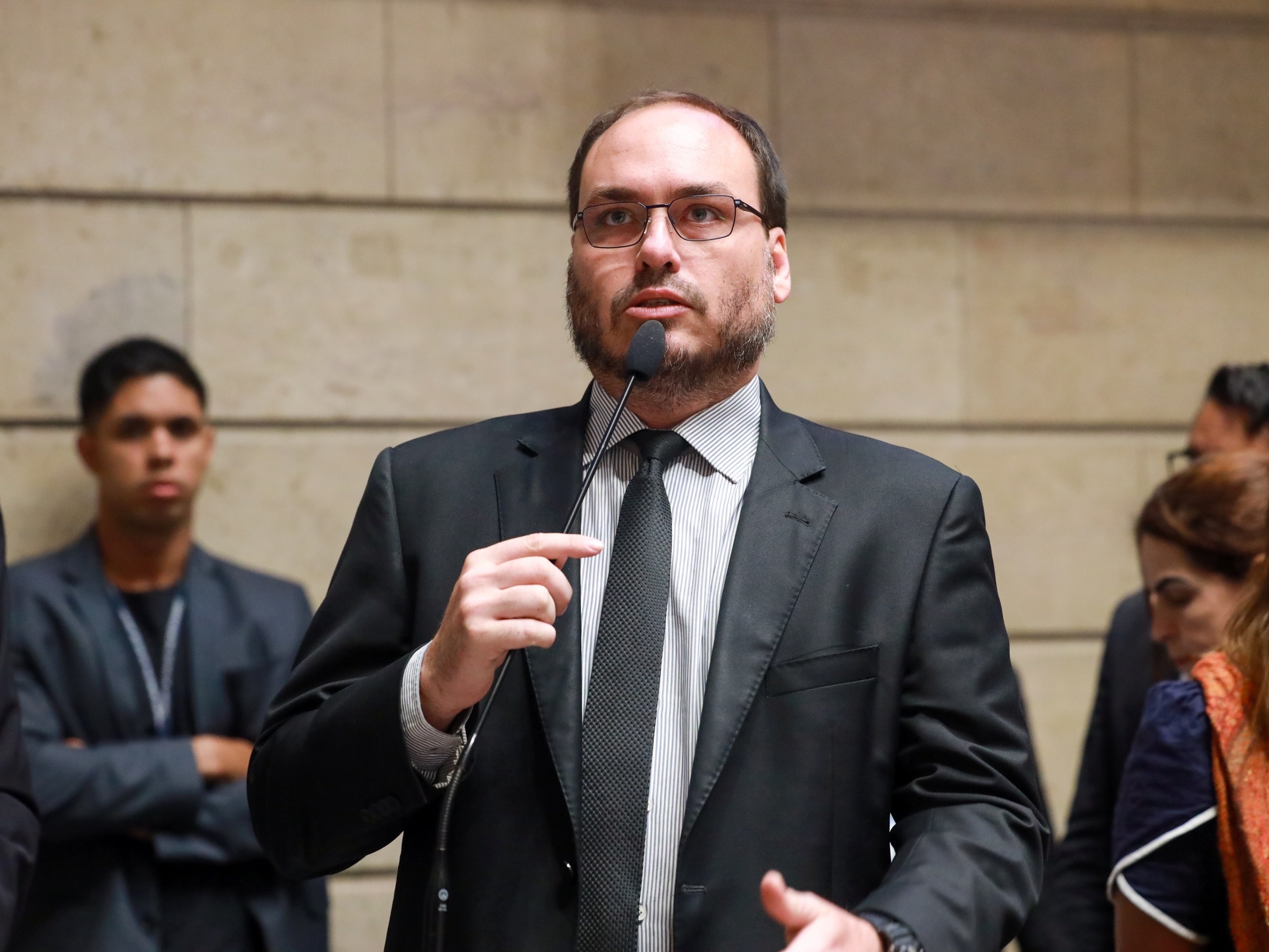Empresários de SC criticam candidaturas externas e defendem lideranças locais Carlos Bolsonaro discursa na Câmara Municipal do Rio (Foto: Divulgação - 13.dez.23/CMRJ)