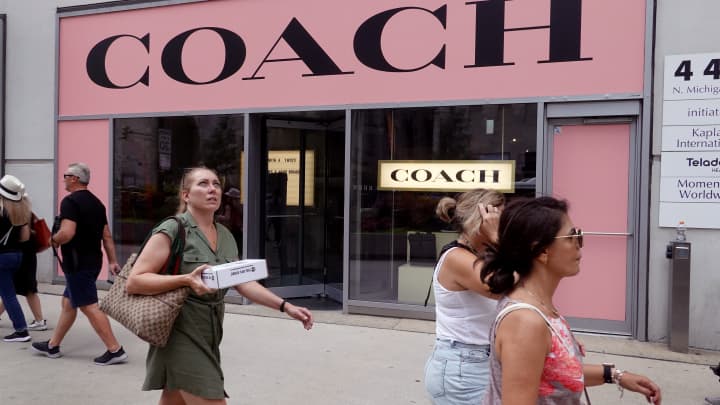 Wells Fargo recomenda compra de ações da empresa-mãe da Coach após queda exagerada Foto: Reprodução