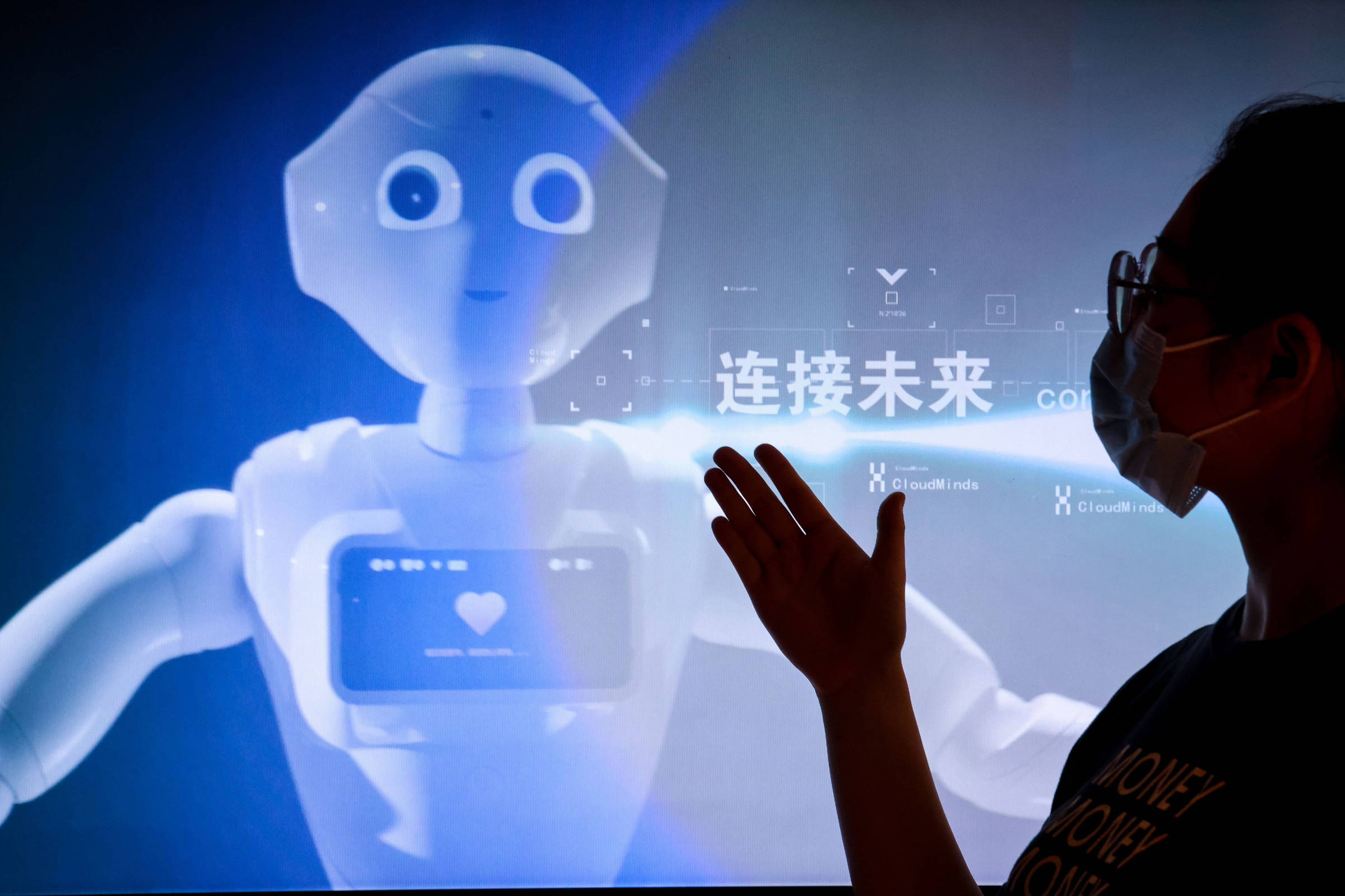 Gravei um dia da minha vida com inteligência artificial e descobri o futuro Funcionária apresenta vídeo sobre inteligência artificial em feira de tecnologia em Guizhou, na China (Foto: Ou Dongqu - 26.mai.2022/Xinhua)