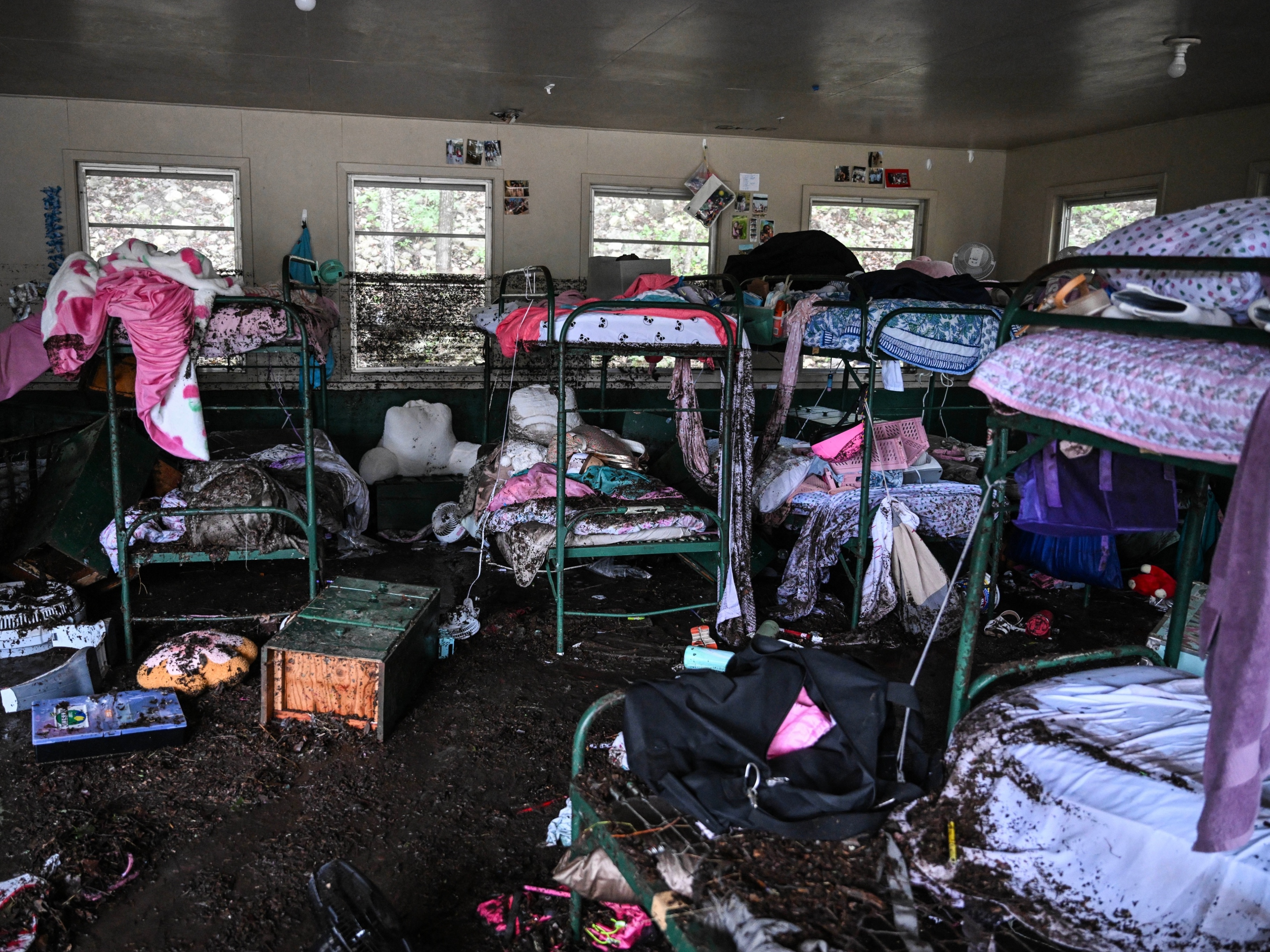 Tragédia no Texas: acampamento cristão é palco de morte de 27 pessoas Interior de cabana no Camp Mystic, local onde meninas desapareceram após enchente (Foto: Ronaldo Schemidt/AFP)