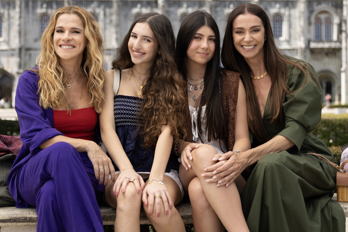 Ingrid Guimarães e Mônica Martelli celebram filme inspirado em suas vidas com filhas Ingrid Guimarães e Mônica Martelli posam com Giulia Benite e Gabi Amaral (Foto: Divulgação/Desireé do Valle)