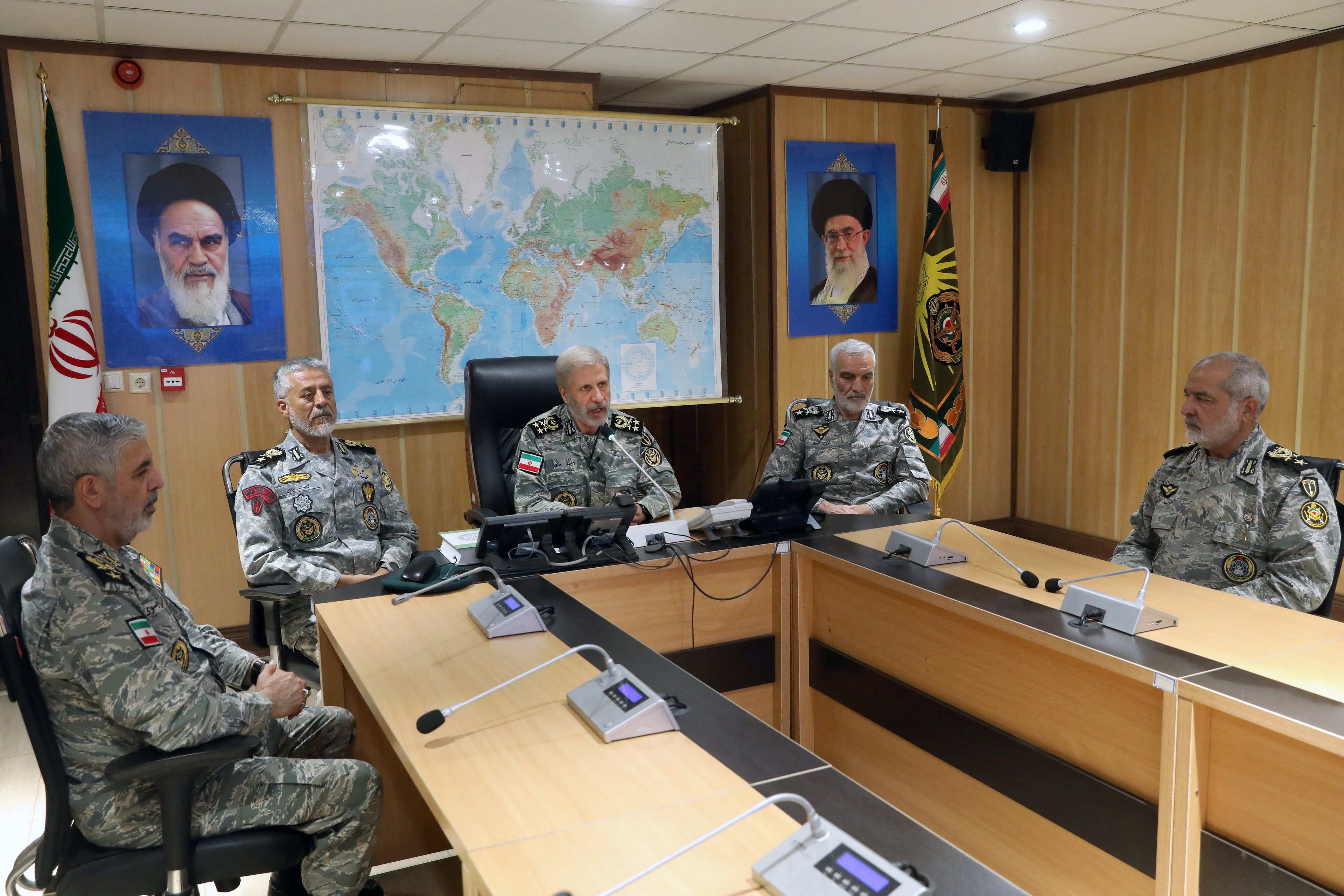 Irã afirma ter retirado urânio antes de ataques e EUA buscam esclarecimentos Reunião do comando do Exército do Irã, em Teerã, em 23 de junho (Foto: Exército do Irã/AFP)