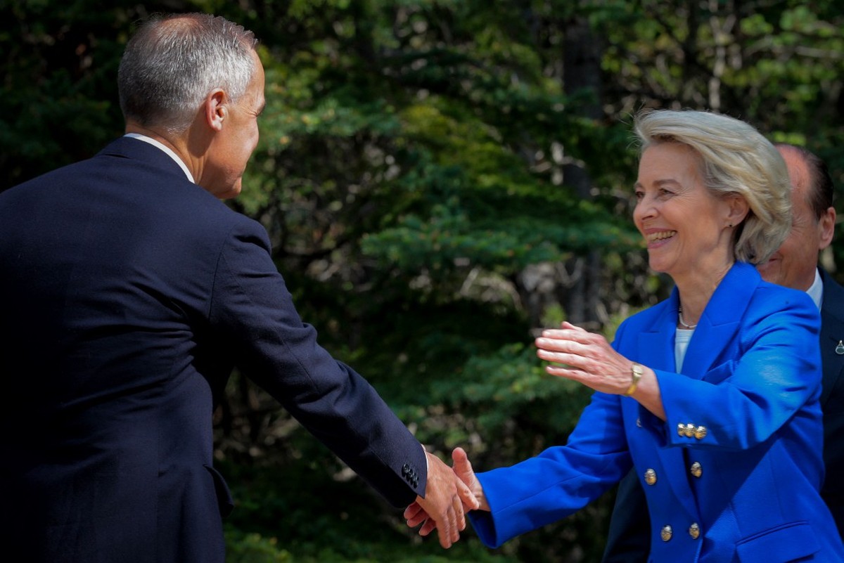 O primeiro-ministro canadense, Mark Carney, cumprimenta a presidente da Comissão Europeia, Ursula von der Leyen, na cerimônia oficial de boas-vindas durante a Cúpula de Líderes do G7, no Canadá (Foto: Getty Images via AFP)