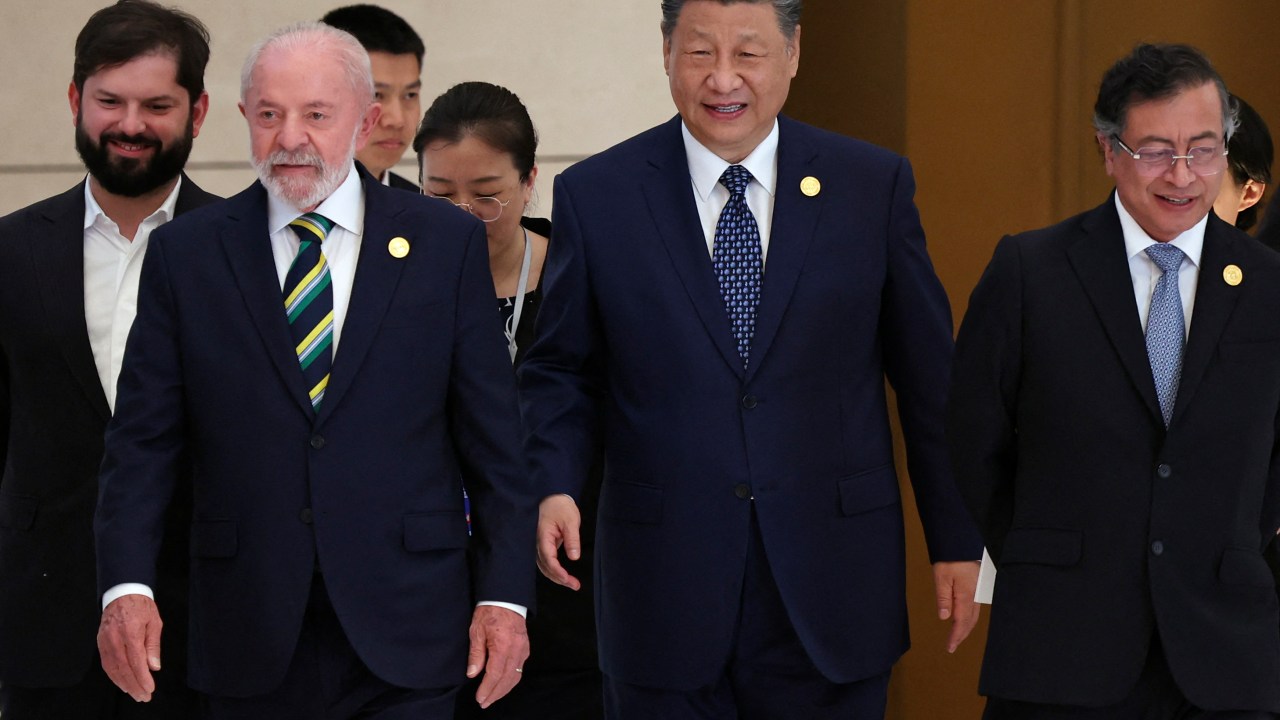O presidente chinês, Xi Jinping (centro), o presidente Luiz Inácio Lula da Silva (segundo esq.), o presidente chileno, Gabriel Boric (esq.), e o presidente colombiano, Gustavo Petro (dir.), participam da Quarta Reunião Ministerial do Fórum China-Comunidade dos Estados Latino-Americanos e Caribenhos (CELAC), em Pequim. 13/05/2025 (Foto: Florence Lo/AFP)