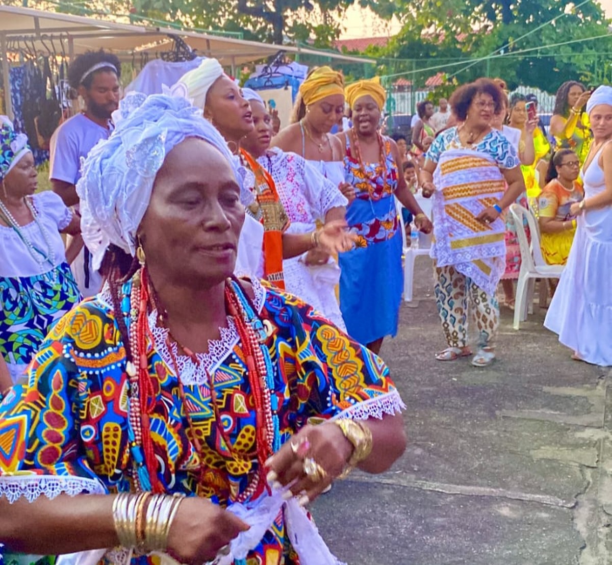 Samba das Yabás e nova roda de samba agitam Niterói neste domingo Samba das Yabás festeja três anos do encontro com evento gratuito no Caminho Niemeyer — Foto: Divulgação