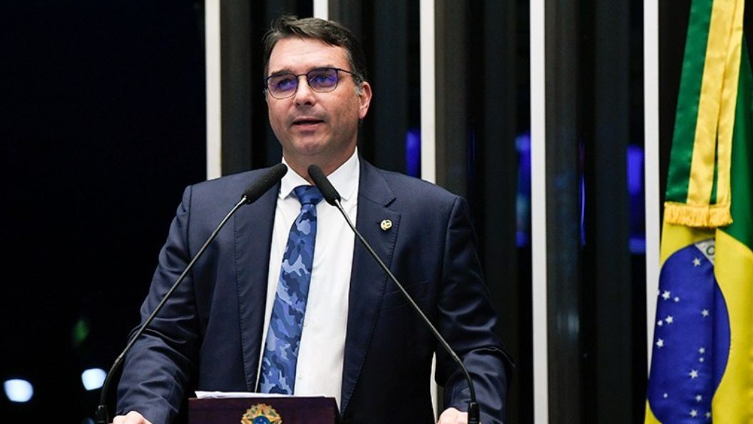 Flávio Bolsonaro propõe anistia como chave para negociação de tarifas com Trump Foto: Reprodução