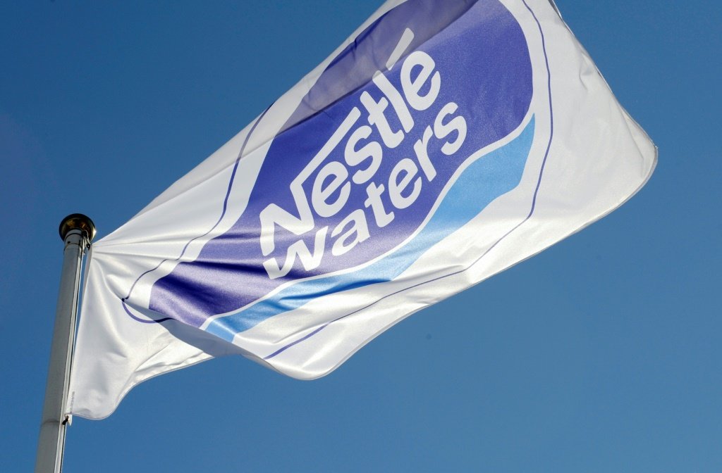 Rebranding invisível transforma marcas sem comprometer sua essência Bandeira da empresa Nestlé Waters Supply é vista na entrada de sua fábrica em Vittel, no leste da França, no dia 19 de julho de 2010 (Foto: AFP Photo)