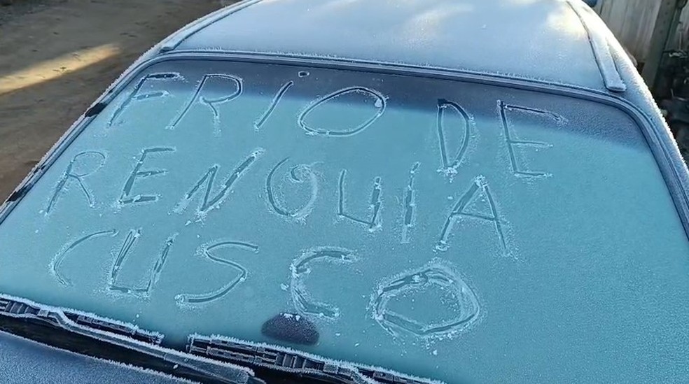 Frio intenso no RS provoca roupas congeladas e gelo em mangueiras Camada de gelo se formou sobre carro no município de Boqueirão do Leão (Foto: Jair Furtado/Arquivo Pessoal)