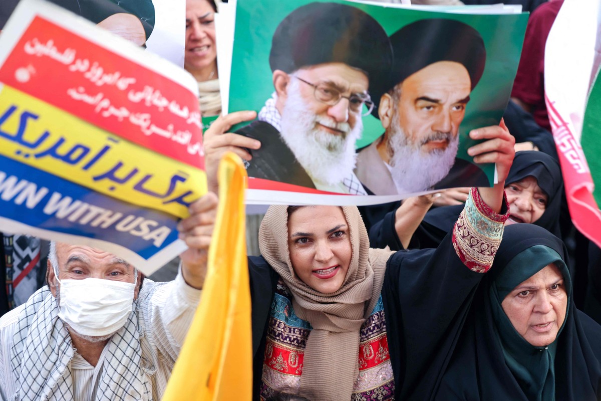 Brics propõe 'solução de dois Estados' e ignora resistência do Irã sobre Israel e Palestina Iraniana segura cartaz com retratos do líder supremo Ali Khamenei e do falecido aiatolá Khomeini, durante celebração pelo cessar-fogo entre Irã e Israel, em Teerã (Foto: ATTA KENARE / AFP)