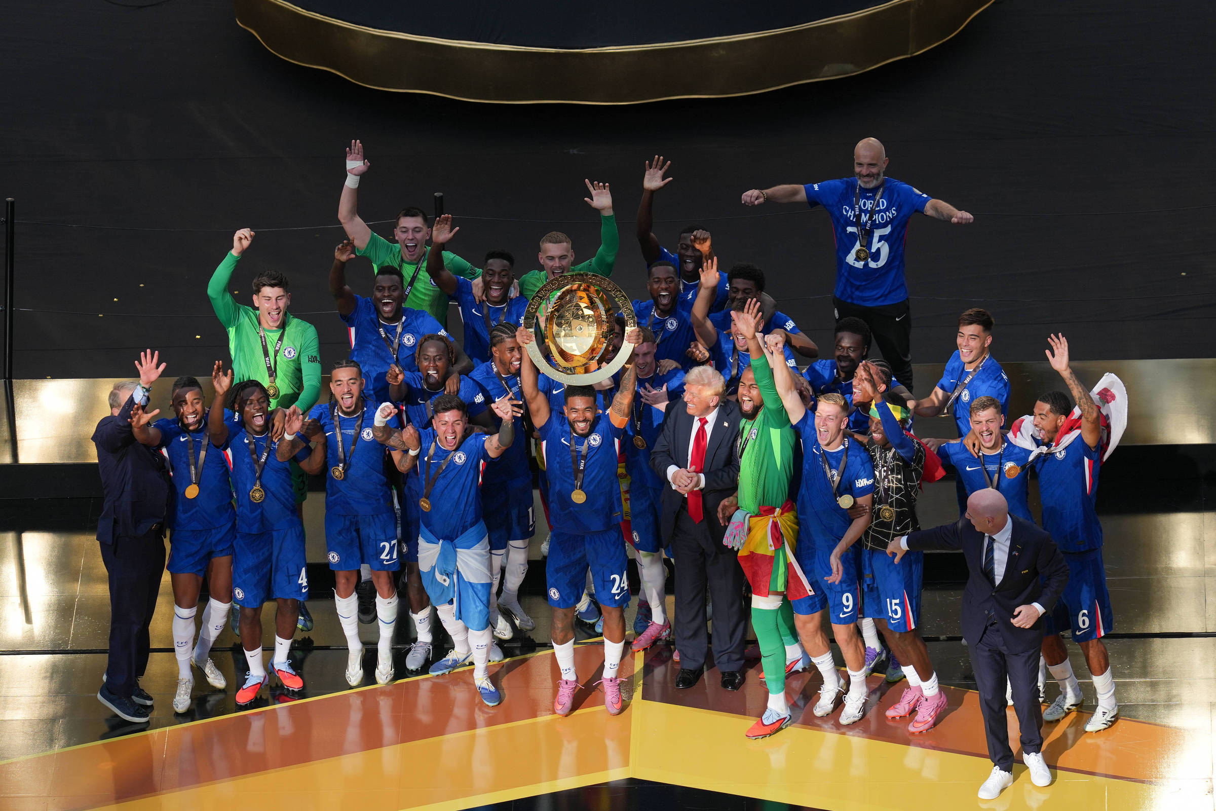 Copa de Clubes testa condições para 2026 em meio a preocupações com calor e gramado Jogadores do Chelsea comemoram título da Copa do Mundo de Clubes com a presença do presidente Donald Trump. (Foto: Huang Zongzhi - 13.jul.2025/Xinhua)