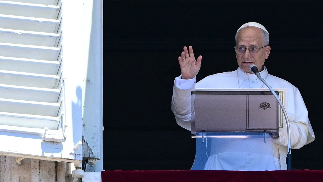 Vaticano institui missa em prol da luta contra as mudanças climáticas Papa Leão XIV se dirige à multidão da janela do palácio apostólico com vista para a Praça de São Pedro durante a oração do Angelus no Vaticano. 29/06/2025 - (Tiziana Fabi/AFP)