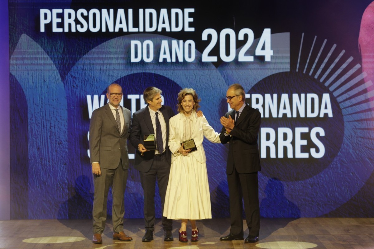 Walter Salles e Fernanda Torres são homenageados como Personalidades do Ano 2024 Walter Salles e Fernanda Torres entre Alan Gripp, diretor de redação do GLOBO (esq.), e João Roberto Marinho, presidente do Grupo Globo (Foto: Alexandre Cassiano)