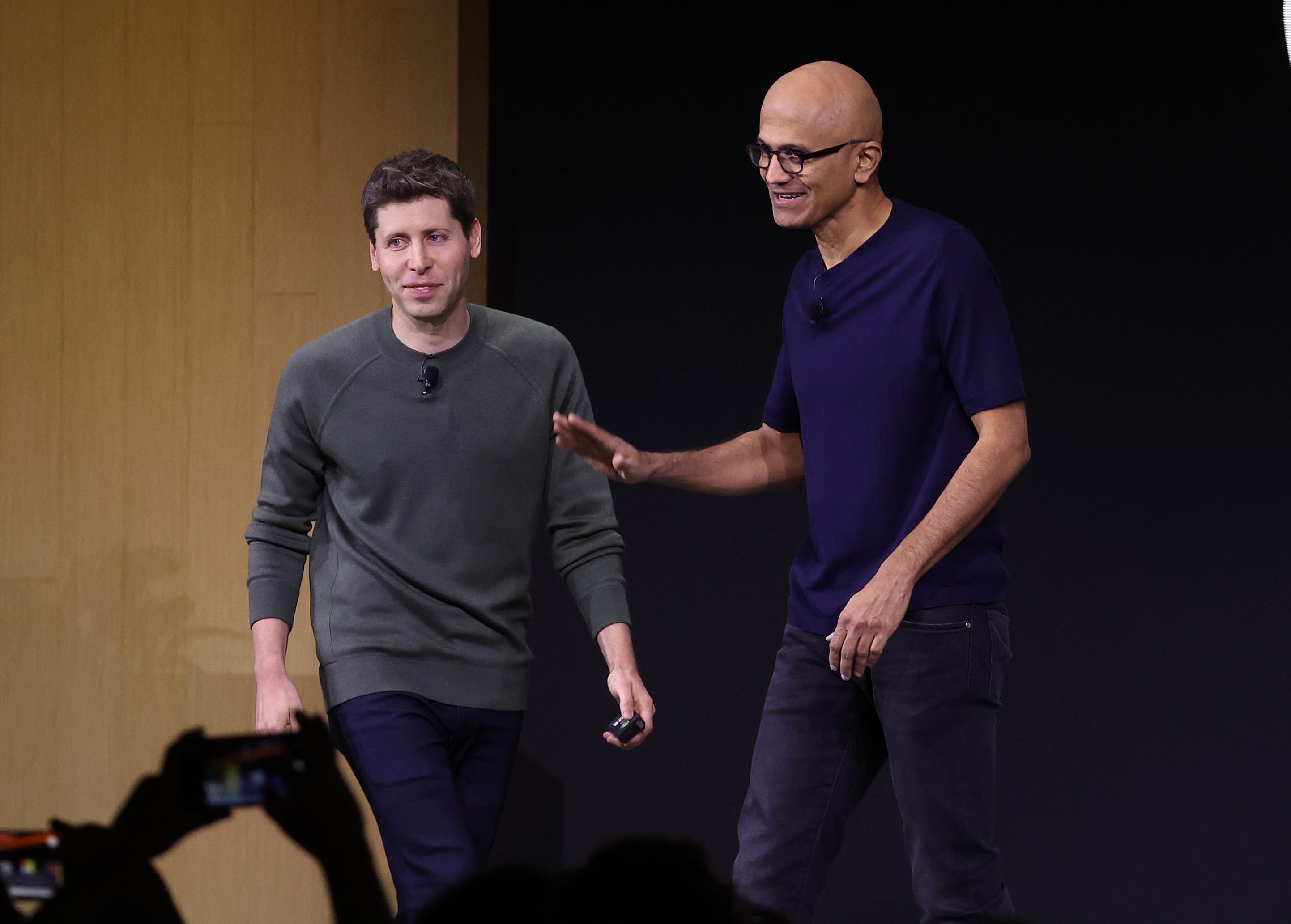 OpenAI e Microsoft enfrentam divergências que ameaçam parceria bilionária na IA Sam Altman e Satya Nadella: CEOs da OpenAI e Microsoft estão em confronto sobre o futuro da Inteligência Artificial Geral (Foto: Justin Sullivan/Getty Images)