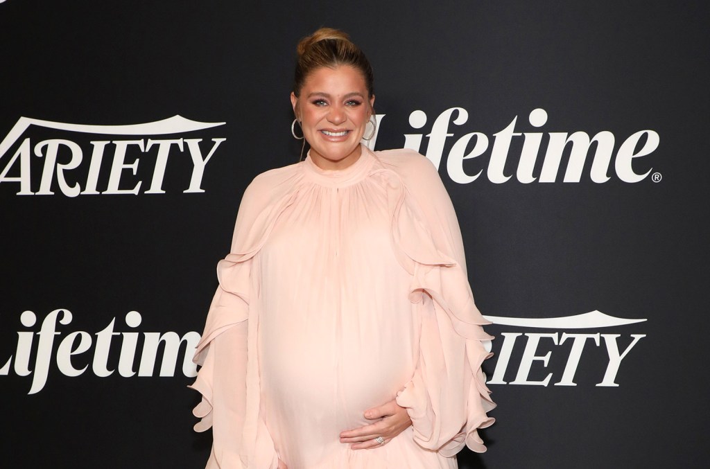 Lauren Alaina responde a crítica sobre vídeo de amamentação: 'Cuide da sua vida' Lauren Alaina responde a mulher que tentou envergonhar a cantora country e nova mãe por alimentar sua filha recém-nascida com fórmula devido a problemas de amamentação. (Foto: Reprodução)
