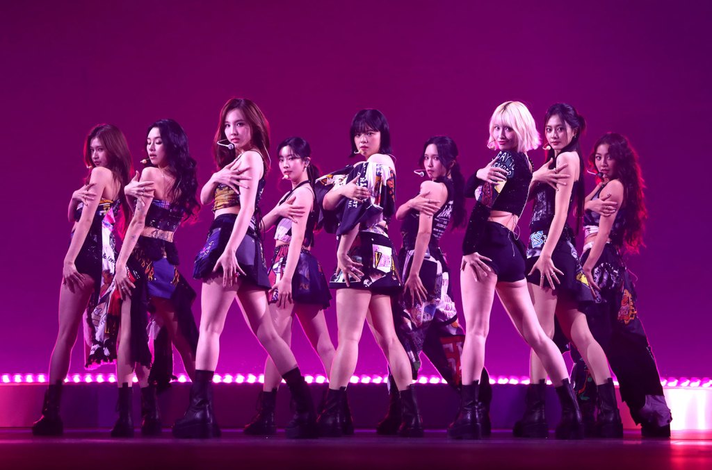 TWICE anuncia datas da turnê em arenas na Austrália para 2025 TWICE está oficialmente trazendo sua turnê THIS IS FOR para a Austrália em novembro, com quatro shows em arenas confirmados para Sydney e Melbourne. (Foto: Reprodução)