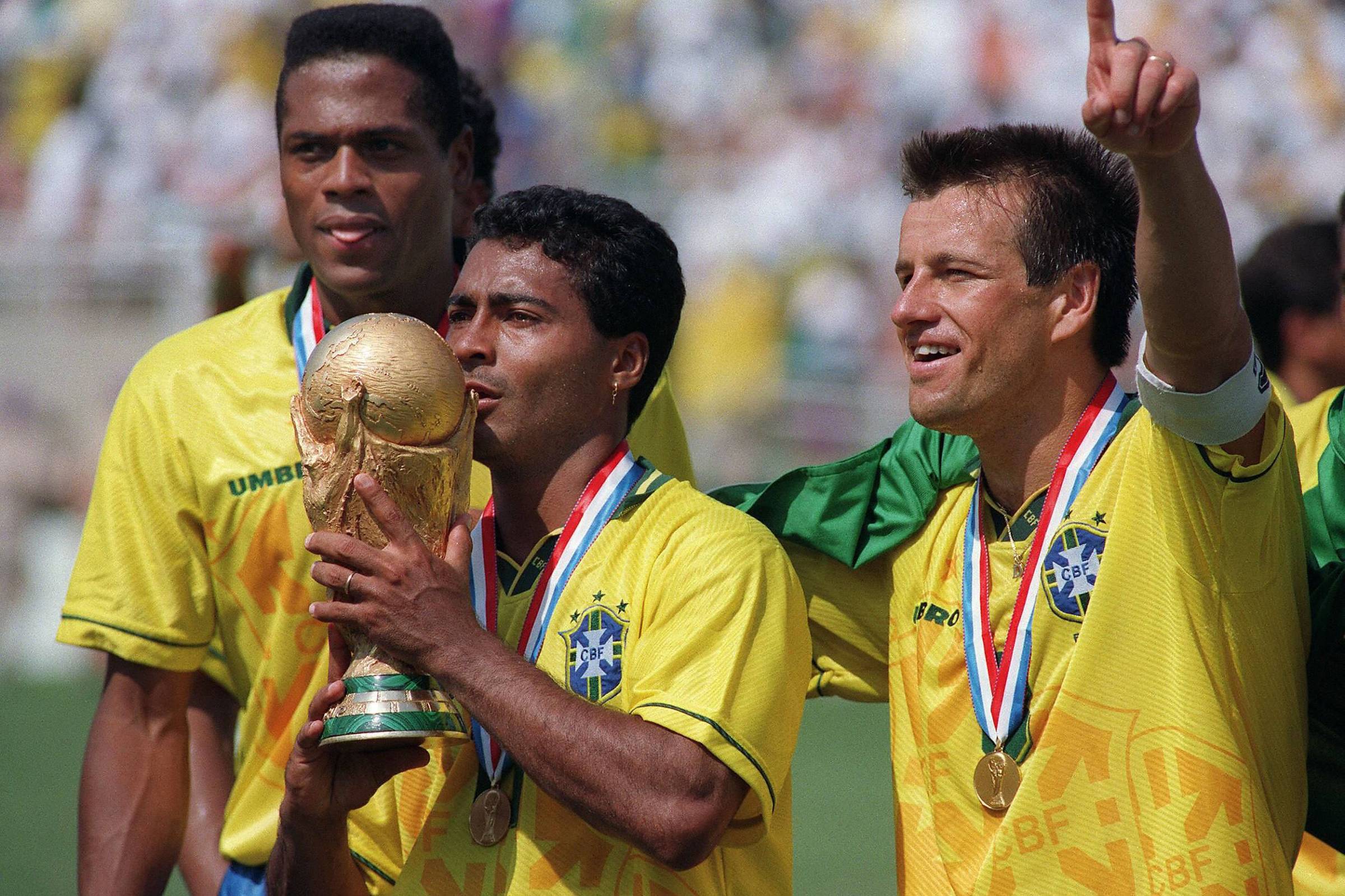 Copa de 1994: aprendizados que moldaram o futebol brasileiro atual Romário beija a taça de campeão mundial, ao lado de Dunga (à dir.) e de Ronaldão (ao fundo) (Foto: Daniel Garcia - 17.jul.1994/AFP)