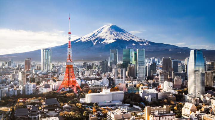 Vista aérea do Monte Fuji, da Tokyo Tower e de arranha-céus modernos em Tóquio em um dia ensolarado. (Foto: Yongyuan | E+ | Getty Images)