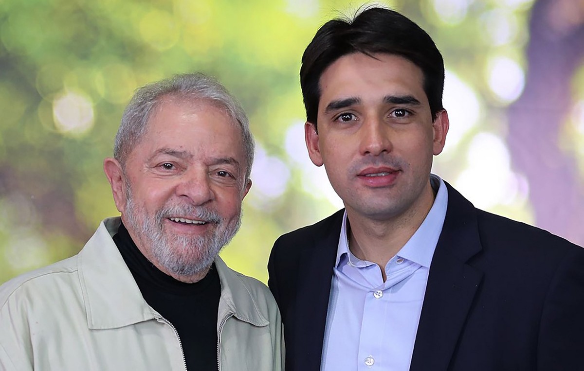 Silvio Costa Filho assina decreto que incentiva embarcações sustentáveis na 'BR do Mar' Lula com Silvio Costa Filho (Republicanos-PE): ele é o favorito no seu partido para a Esplanada; “governistas” da legenda avaliam que apoio pode variar de 30 a 35 dos 41 deputados (Foto: Divulgação)