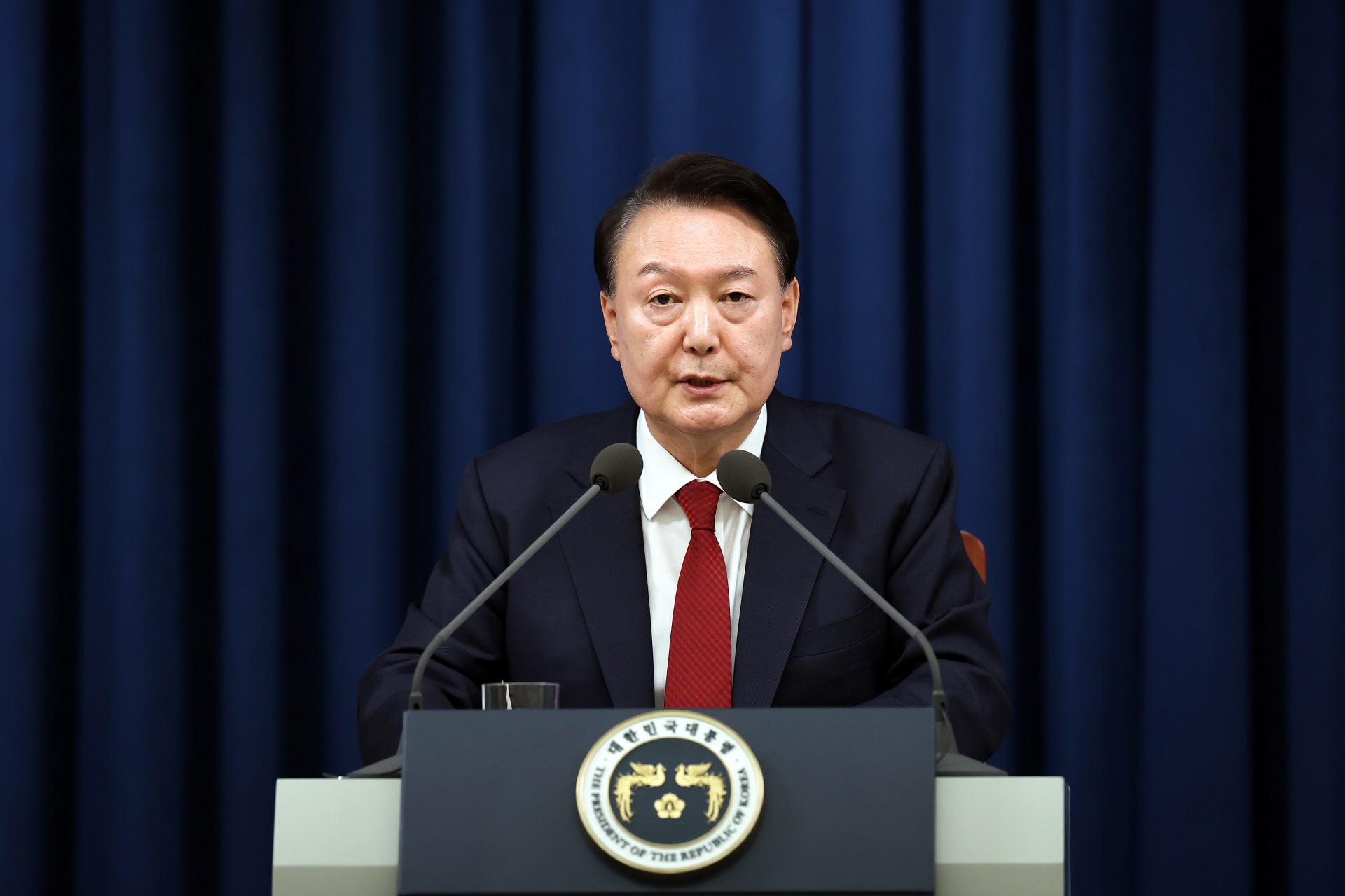 Yoon Suk Yeol, ex-presidente da Coreia do Sul, é preso novamente por corrupção Yoon Suk-Yeol durante a declaração de lei marcial de emergência no Gabinete Presidencial em Seul em 3 de dezembro. (Foto: Bloomberg)