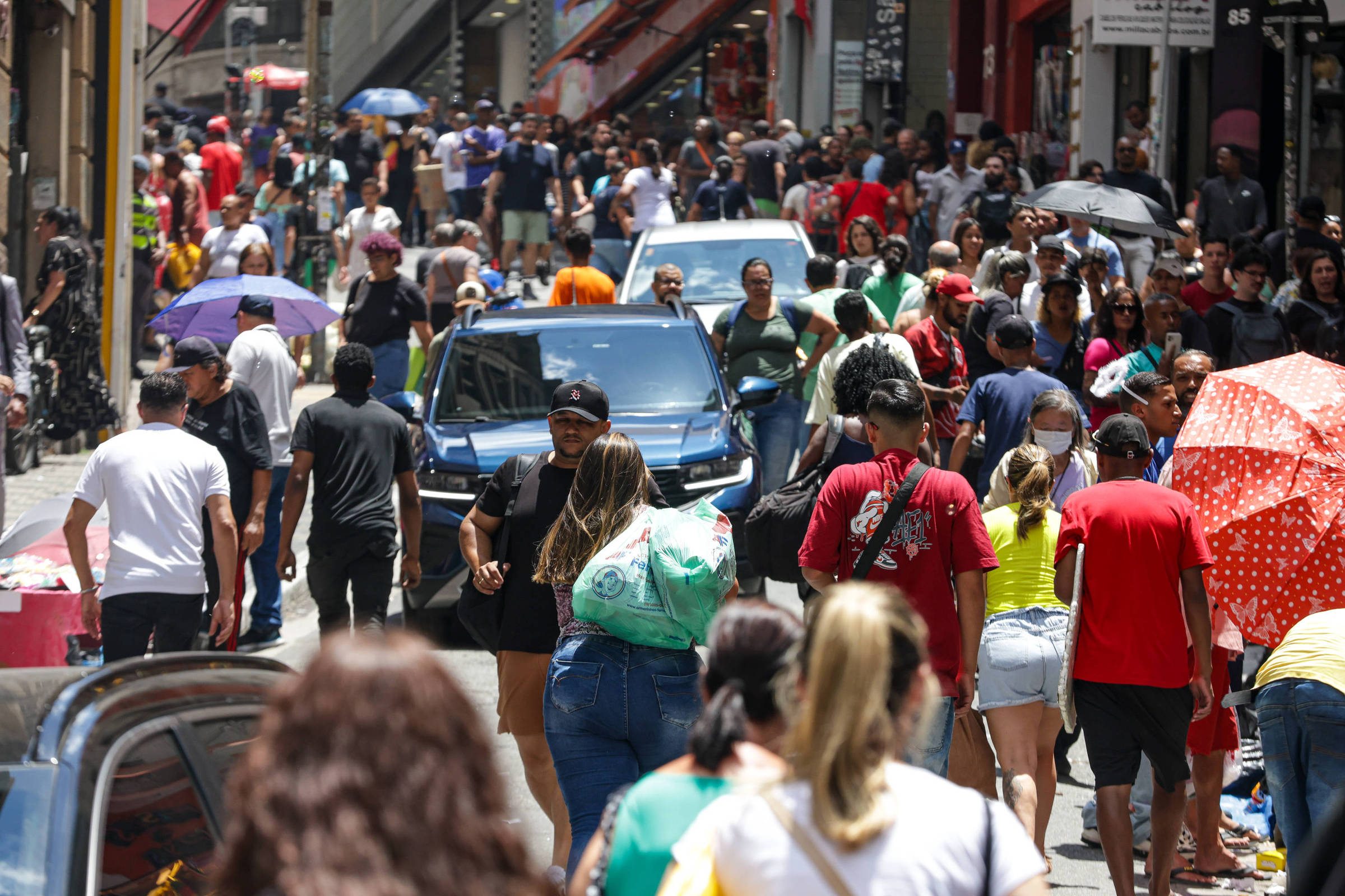 São Paulo registra saldo migratório negativo e perde liderança para Santa Catarina Movimentação de pessoas na região da 25 de Março, na capital paulista (Foto: Allison Sales - 20.dez.24/Folhapress)
