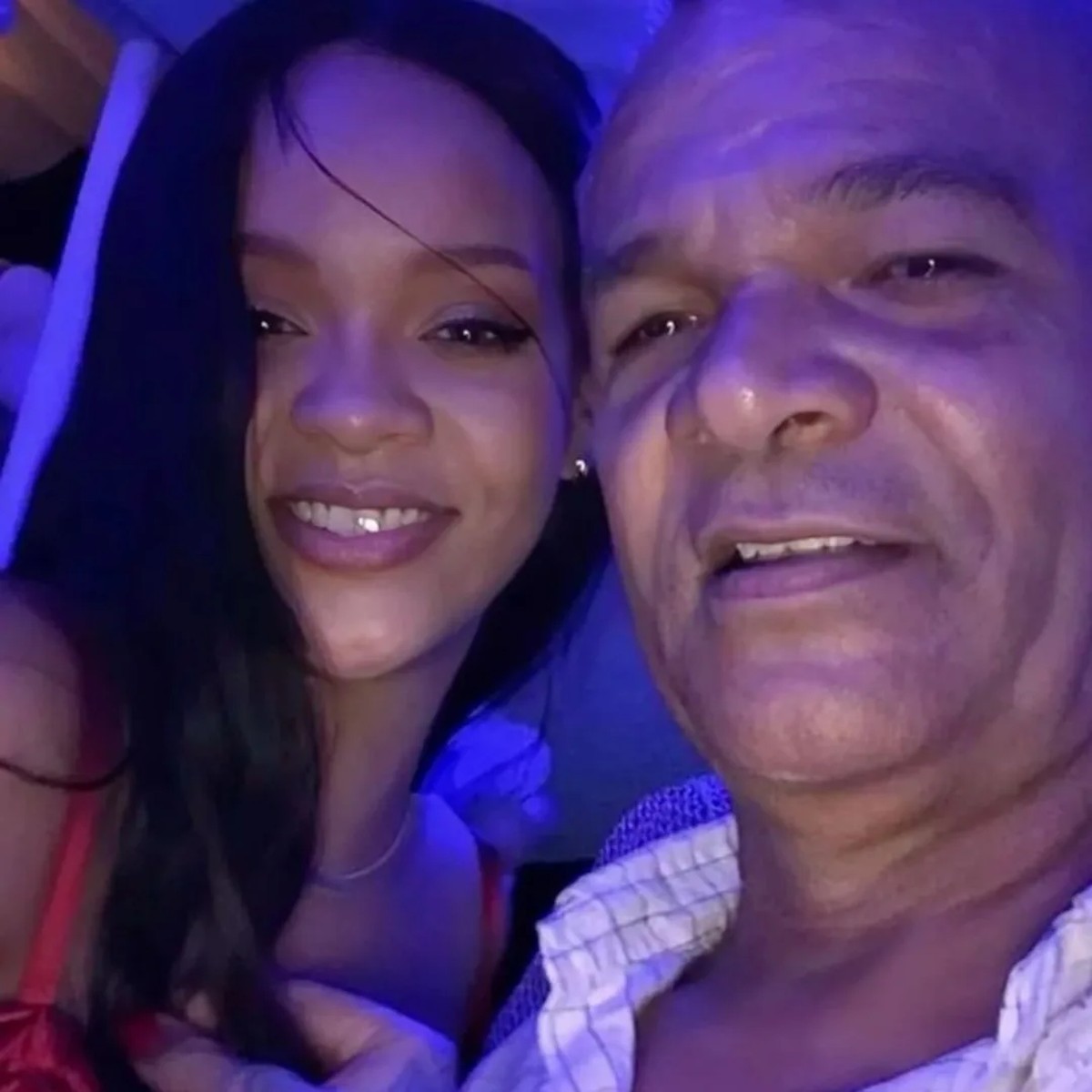 Causa da morte do pai de Rihanna é divulgada por veículo de comunicação Rihanna e o pai, Ronald Fenty (Foto: Reprodução Instagram)