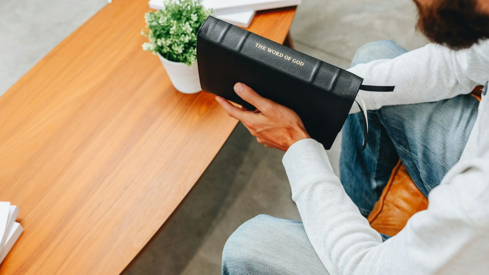 Missionários afirmam que guardas foram 'cegados por Deus' ao receber Bíblias no Irã Imagem Ilustrativa. (Foto: Reprodução/Unsplash/Humble Lamb)