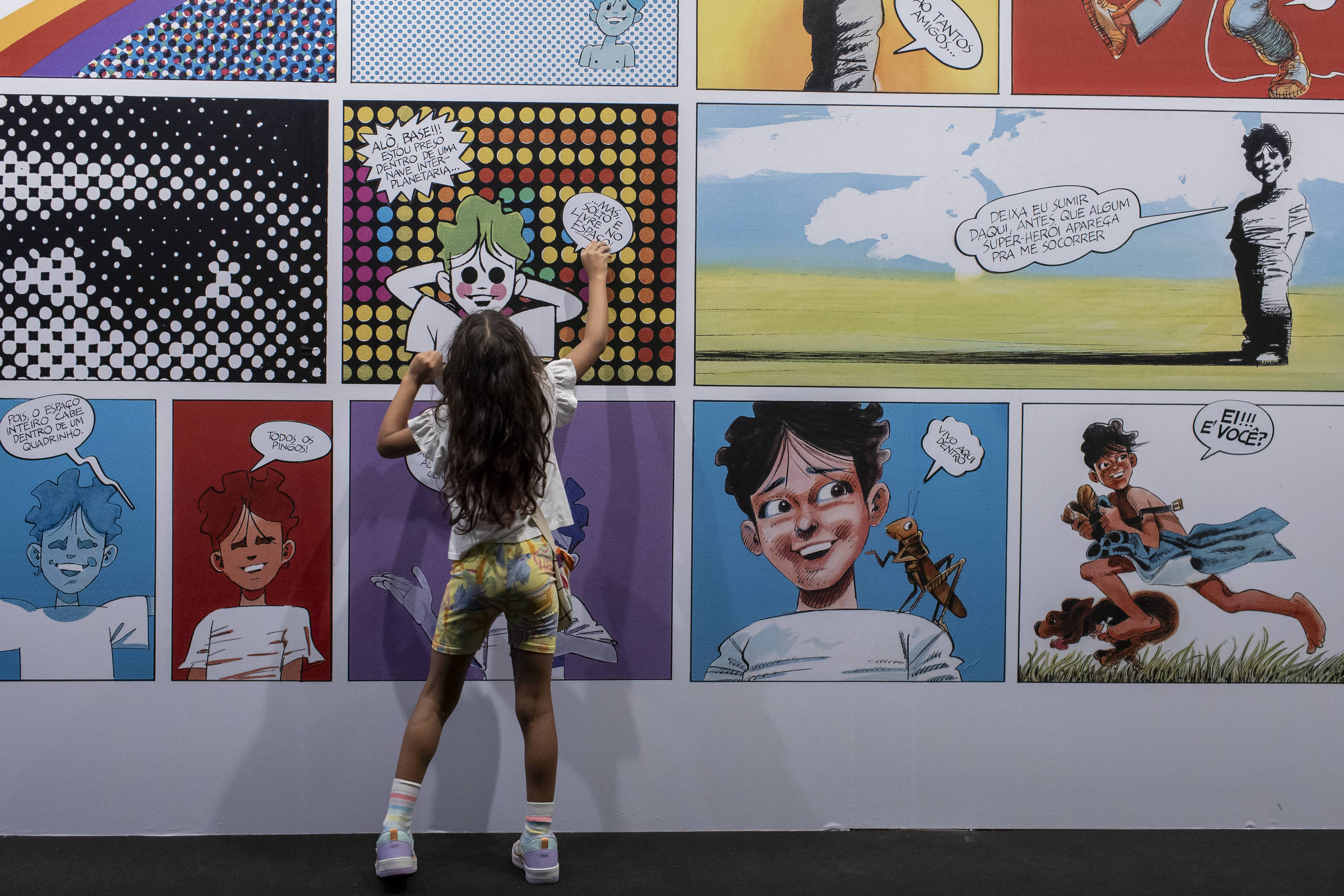 Criança brinca em painel de ímãs durante exibição da mostra no CCBB do Rio de Janeiro (Foto: Eduardo Anizelli/Folhapress)