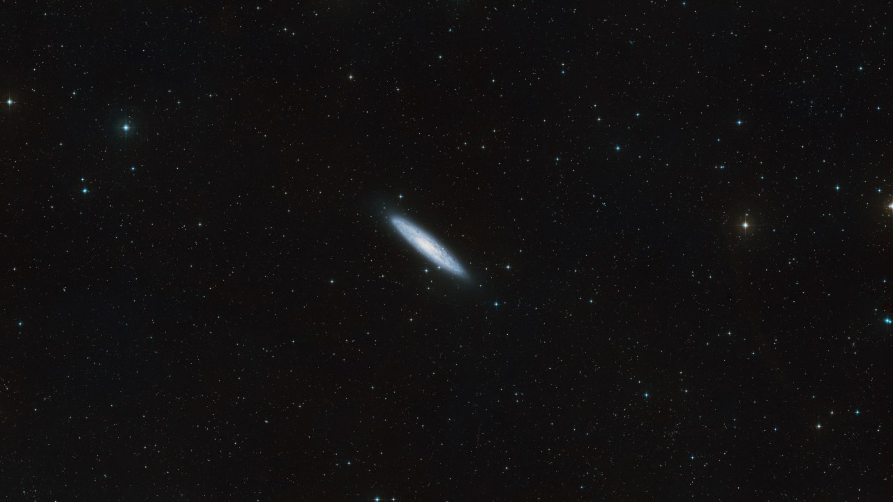 Composição colorida da galáxia Escultor feita a partir de exposições do Digitized Sky Survey 2 (DSS2) (Foto: ESO/Divulgação)