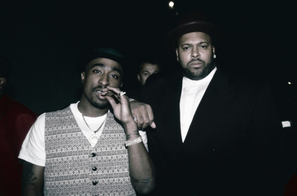 Suge Knight relembra mensagem de Afeni Shakur sobre 2Pac após tiroteio em 1996 Suge Knight afirma que a mãe de Tupac, Afeni Shakur, disse aos médicos para deixarem 2Pac morrer após ele ser baleado em 1996. (Foto: Reprodução)