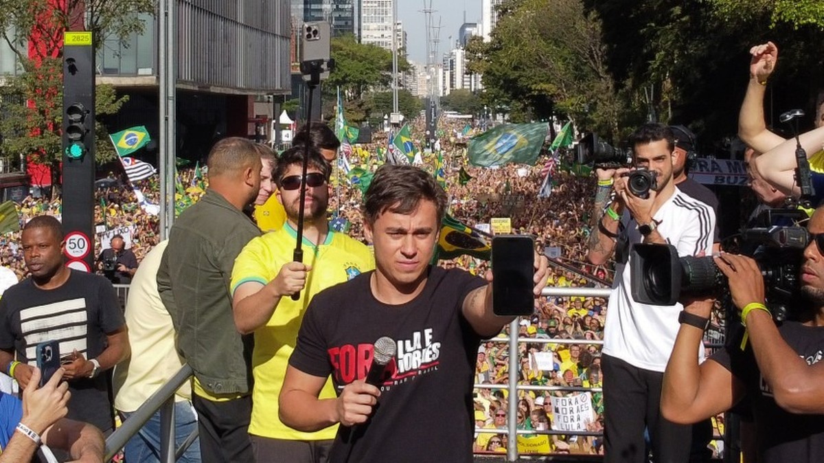 Nikolas Ferreira durante manifestação bolsonarista na Avenida Paulista neste domingo (Foto: Edilson Dantas)