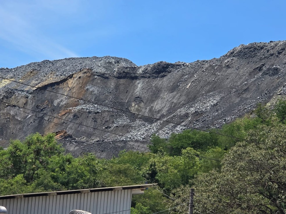 Pilhas de rejeito de mineração crescem no Brasil sem fiscalização federal adequada Anomalia é constatada em pilha de rejeitos em Conceição do Pará (Foto: Corpo de Bombeiros/Divulgação)