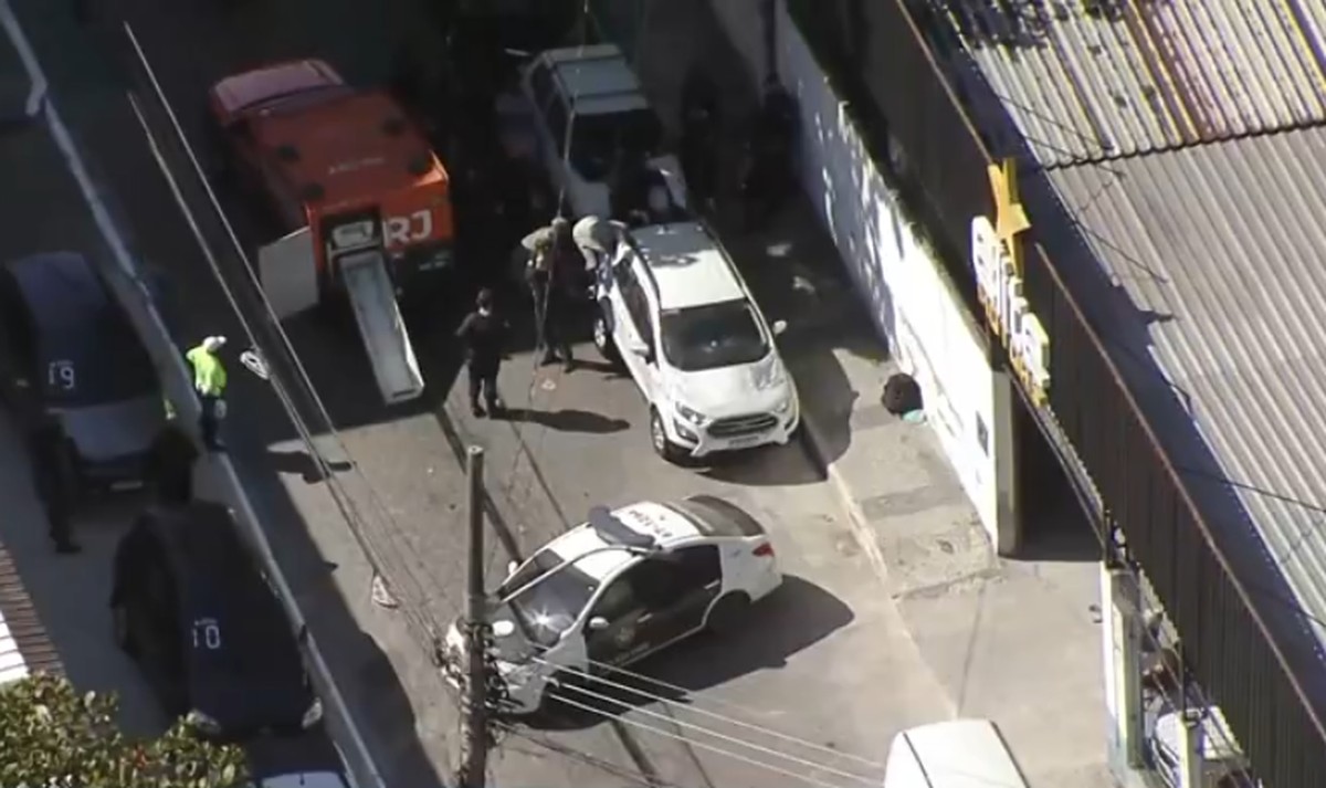PM é encontrado sem vida em Duque de Caxias após ocorrência policial O local em que foi deixado o carro onde estava o corpo do PM (Foto: TV Globo/Reprodução)