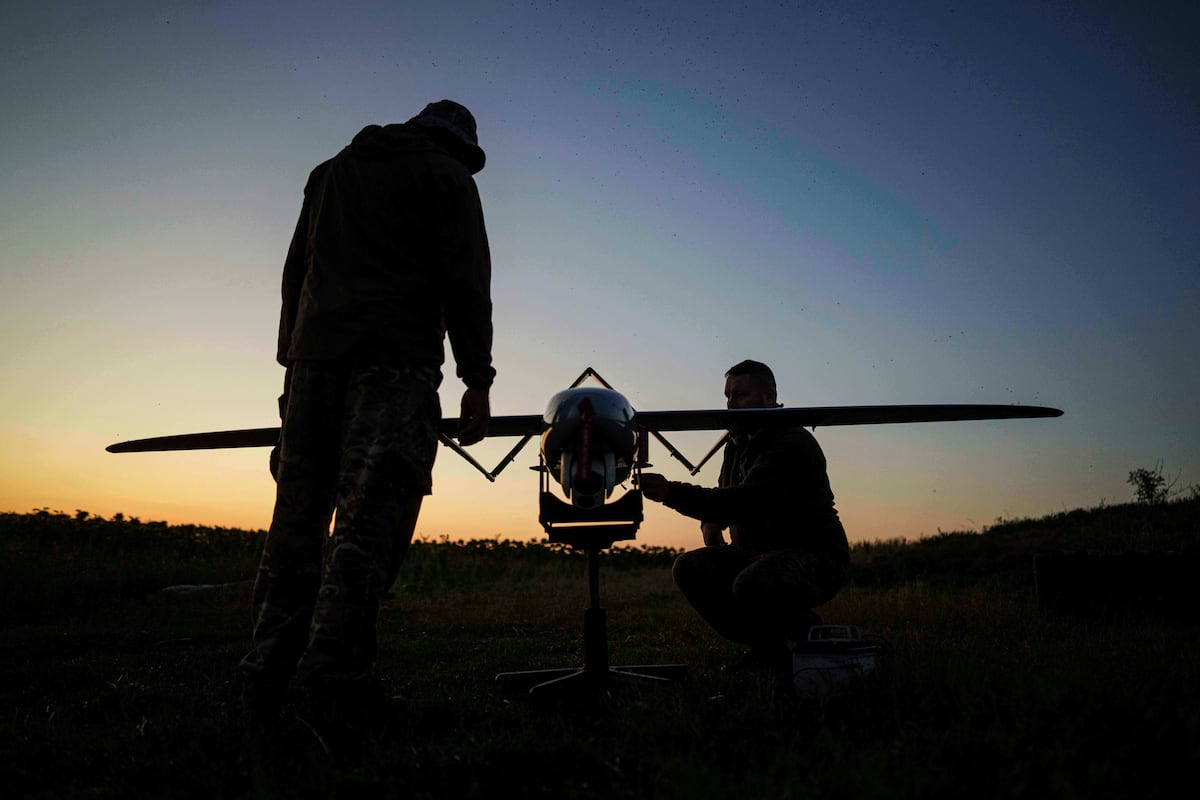 Rússia avança sobre a Ucrânia e registra maior conquista no front desde 2024 Soldados ucranianos se preparam para lançar um dron no front de Pokrovsk, na quarta-feira passada. (Foto: Evgeniy Maloletka/AP)
