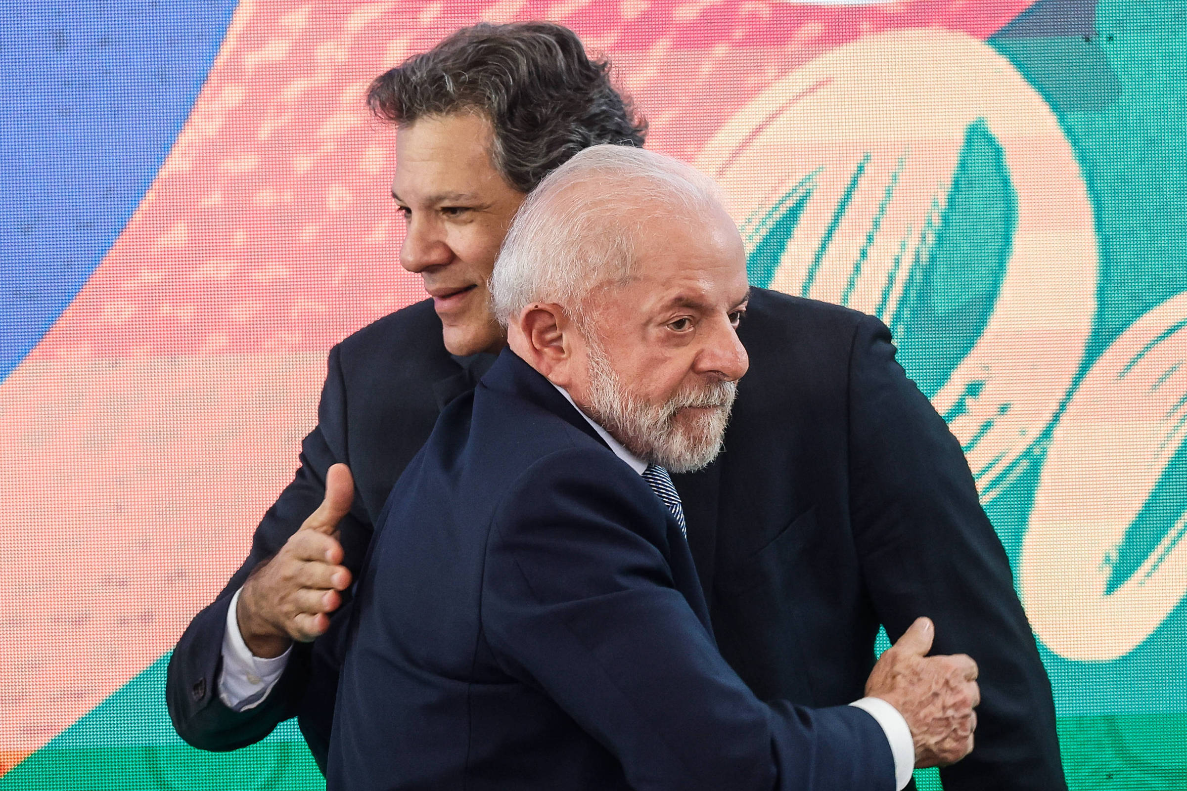 Lula recebe propostas para reduzir custos do crédito com uso do Pix como garantia O presidente Lula cumprimenta o ministro da Fazenda Fernando Haddad durante reunião do Conselhão no Itamaraty (Foto: Gabriela Biló - 5.ago.2025/Folhapress)
