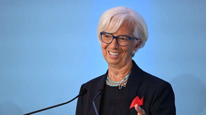 Banco Central Europeu mantém taxas de juros em meio à incerteza das tarifas comerciais A Presidente do Banco Central Europeu, Christine Lagarde, no Fórum Europeu do Banco Central sobre Bancos Centrais de 2025, em 30 de junho de 2025, em Sintra, Portugal. (Foto: Horacio Villalobos | Corbis News | Getty Images)