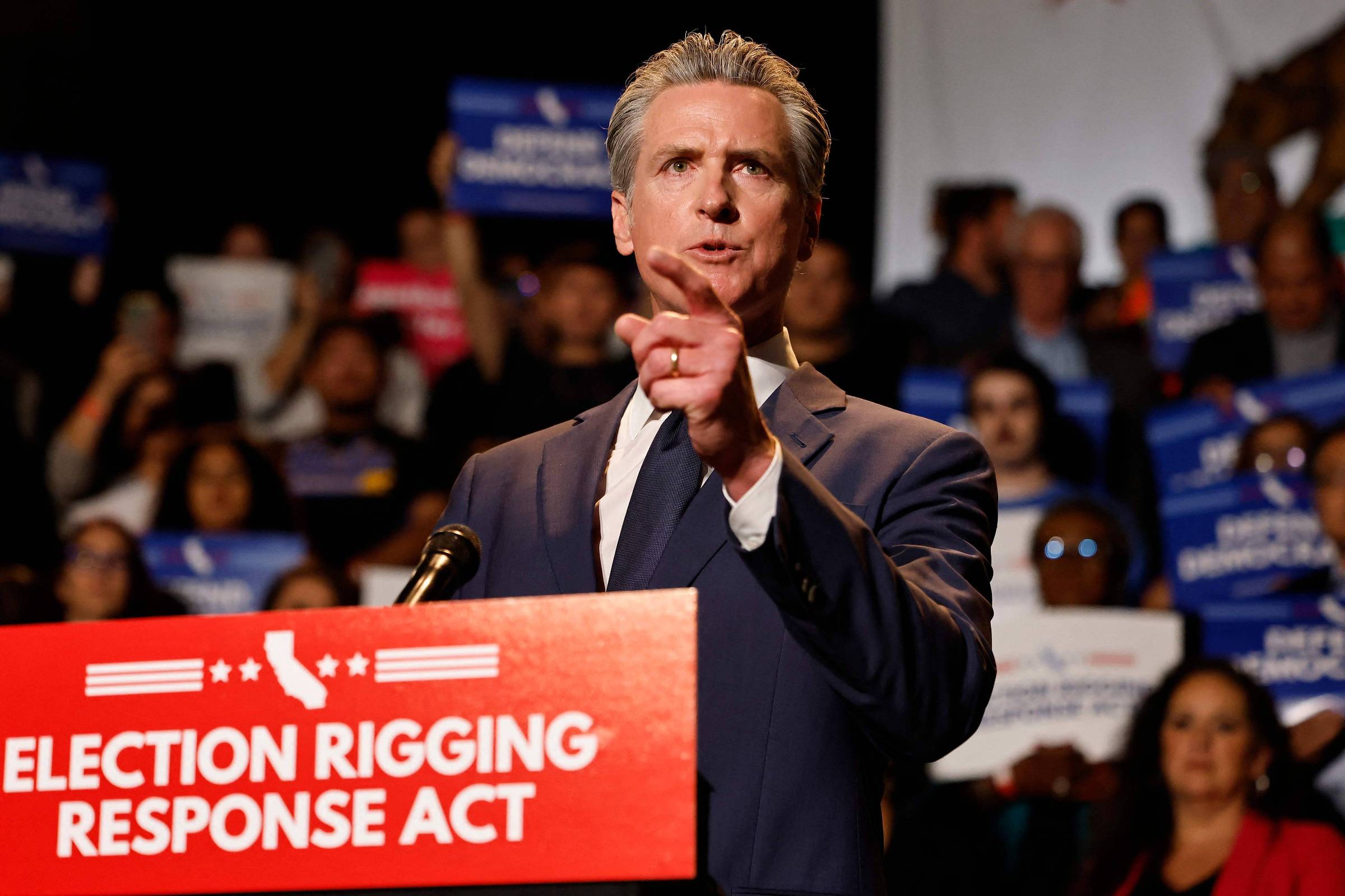 Agentes de fronteira intimidam participantes em comício do governador da Califórnia Governador democrata da Califórnia, Gavin Newsom, durante comício e entrevista coletiva no Museu Nacional Japonês-Americano, em Los Angeles (Foto: Mario Tama - 14.ago.25/Getty Images via AFP)