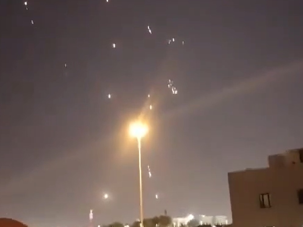 Ataque aéreo é visto no céu de Doha, no Catar (Foto: Reprodução de vídeo)